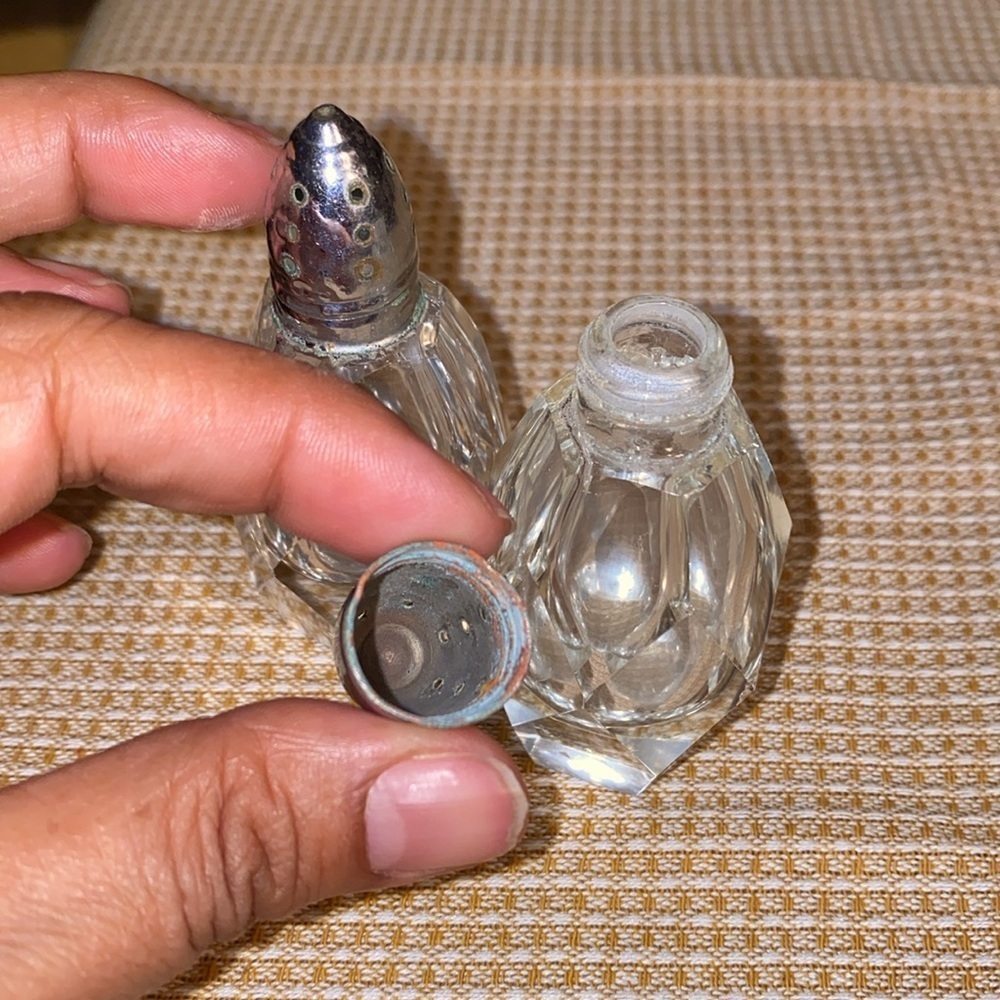 Vintage 1960’s cut crystal salt pepper shakers - Picture 4 of 4